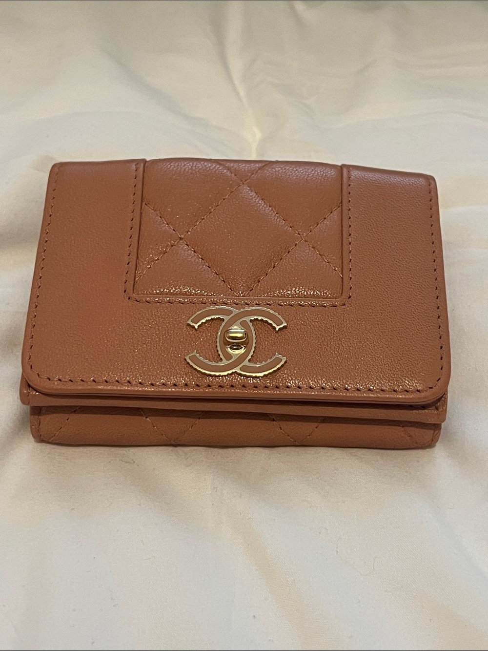 CHANEL Quilted Leather Compact Wallet in Dusty Pink with Gold CC